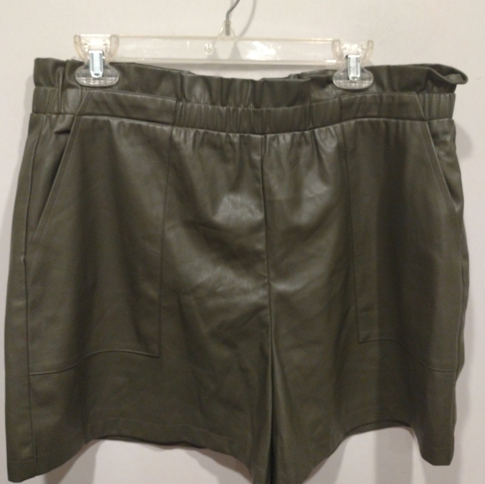 NWT Cato C Est 1946 Women's Olive Green Faux Leather Shorts Sz L -Bikercore
